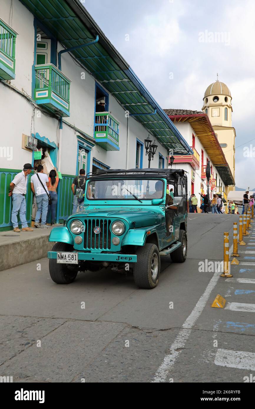 Willys Jeep tour in auto attraverso la città di Salento in Colombia Foto Stock