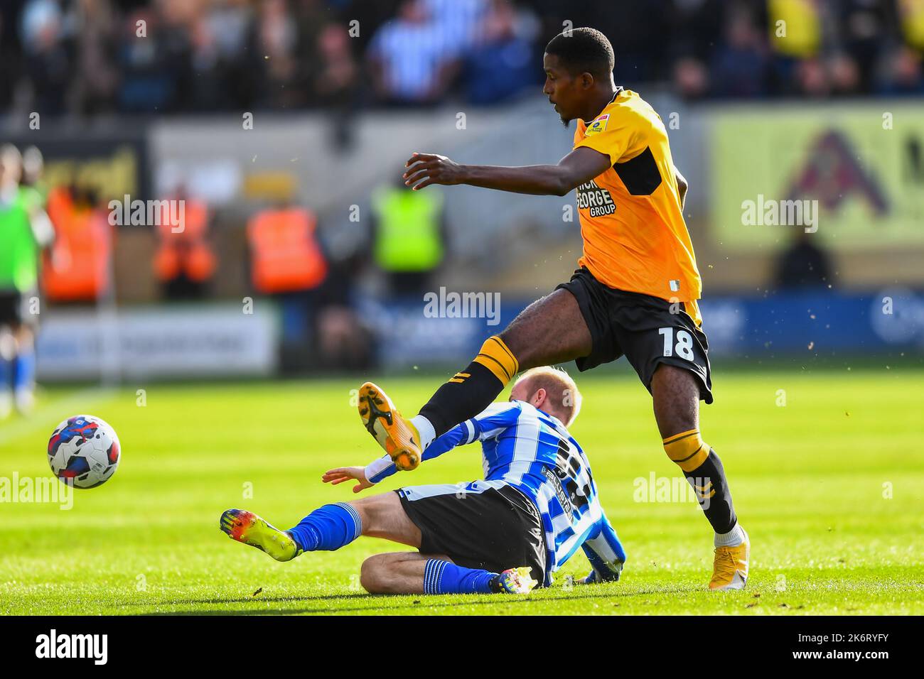 Barry Bannan (10 Sheffield Mercoledì) Shilow Tracey (18 Cambridge United) chllenge per la ballerdurante la partita della Sky Bet League 1 tra Cambridge United e Sheffield Mercoledì al R Costings Abbey Stadium, Cambridge Sabato 15th Ottobre 2022. (Credit: Kevin Hodgson | MI News) Credit: MI News & Sport /Alamy Live News Foto Stock