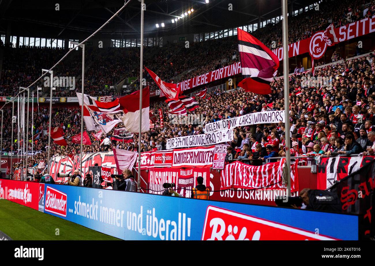 Düsseldorf, 15.10.2022 F95 tifosi machen sich über Hertha Investor Lars Windhorst lustig Fortuna Düsseldorf - 1. FC Nürnberg Fussball; Saison 2022/23 F Foto Stock