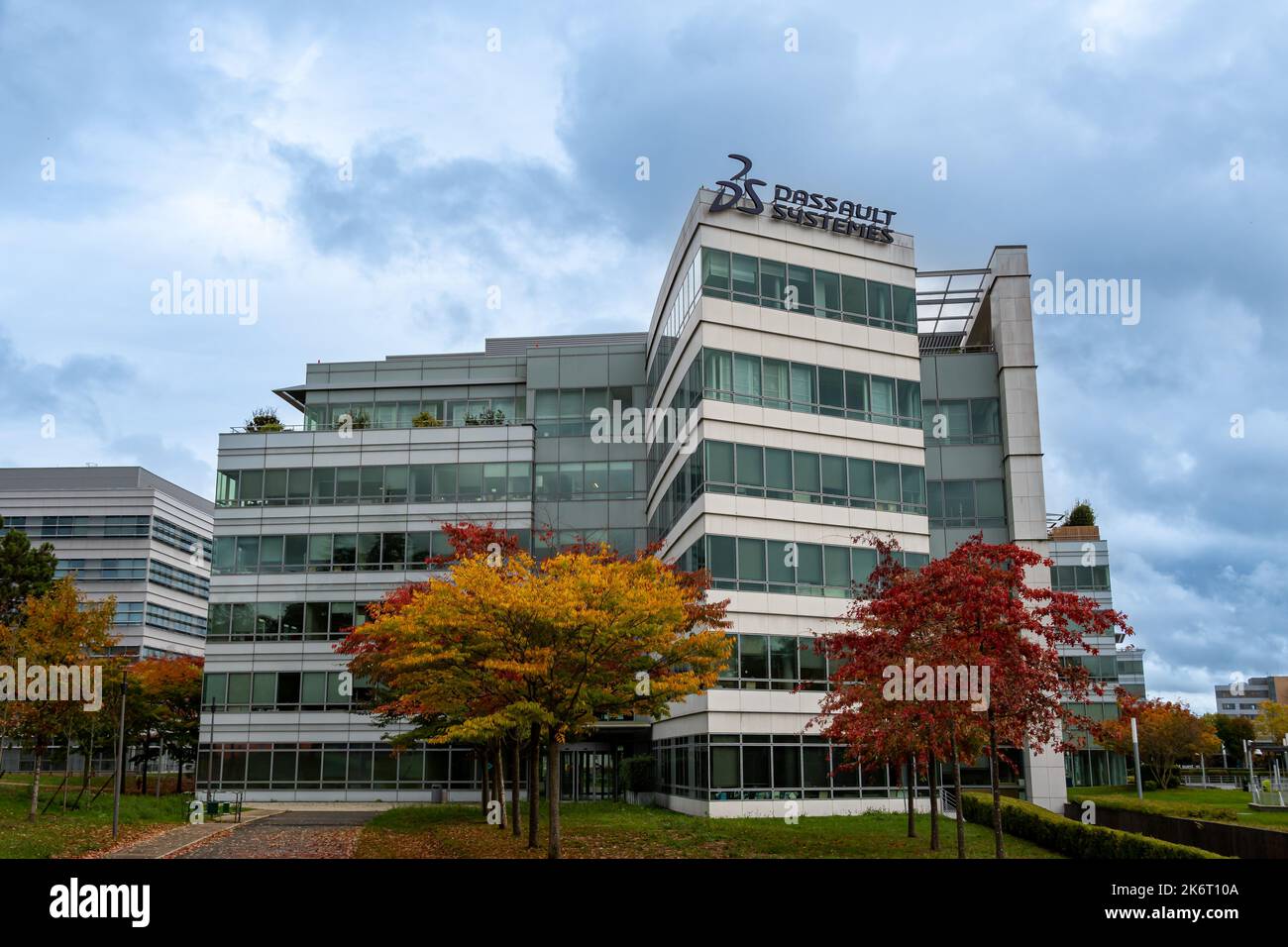 Vista esterna della sede centrale di Dassault Systèmes, un editore francese di software specializzato in progettazione digitale 3D Foto Stock