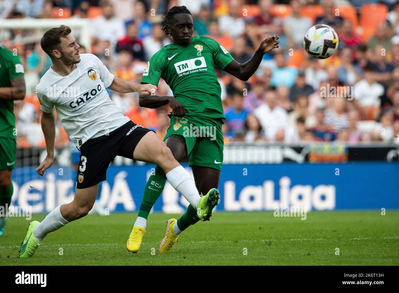 Valencia, Spagna, 15 ottobre 2022. Toni lato di Valencia CF (L) e Domingos Quina di Elche CF durante la partita spagnola la Liga Santander tra Valencia CF e Elche CF allo stadio Mestalla. Foto di Jose Miguel Fernandez /Alamy Live News ) Foto Stock