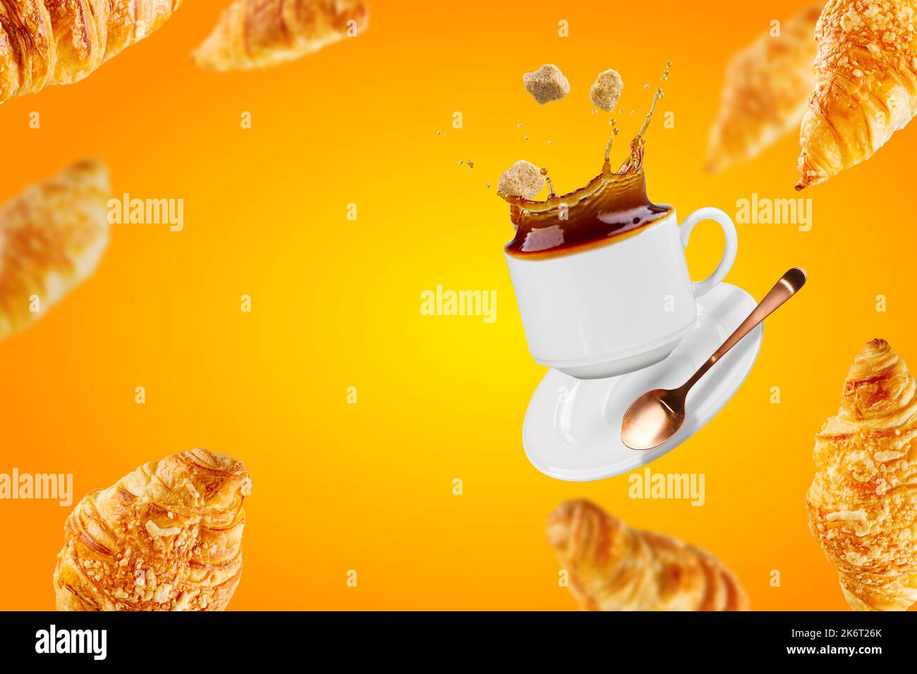 Croissant appena sfornati con formaggio fiocchi sbriciolati, tazza di caffè caldo volare. Foto Stock
