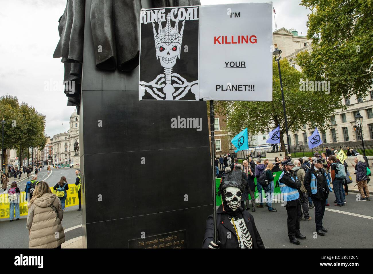 Londra, Regno Unito. 14th ottobre 2022. Attivisti climatici da Extinction Rebellion Block Whitehall fuori Downing Street come parte di a non possiamo permetterci questo più atto di massa di disobbedienza civile inteso a evidenziare il clima e il costo di vivere crisi. Gli attivisti della ribellione hanno anche bruciato bollette energetiche per evidenziare l’intersezione tra le due crisi. Credit: Notizie dal vivo di Mark Kerrison/Alamy Foto Stock