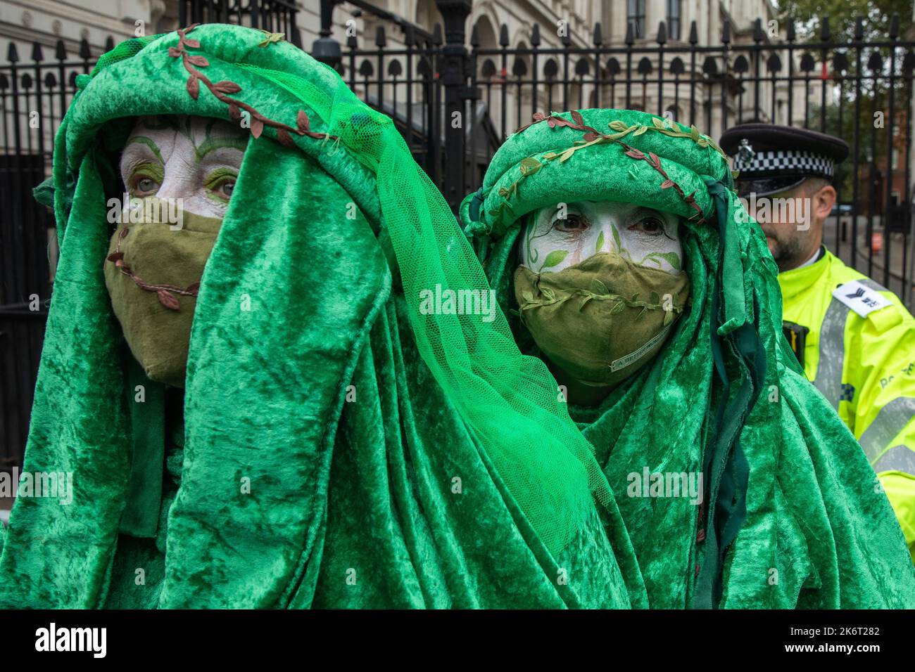Londra, Regno Unito. 14th ottobre 2022. Estinzione ribellione i ribelli verdi si trovano fuori Downing Street durante un non possiamo permetterci questo atto di massa di disobbedienza civile inteso a evidenziare il clima e il costo della vita crisi. Estinzione gli attivisti della ribellione hanno bruciato bollette energetiche per evidenziare l’intersezione tra le due crisi. Credit: Notizie dal vivo di Mark Kerrison/Alamy Foto Stock