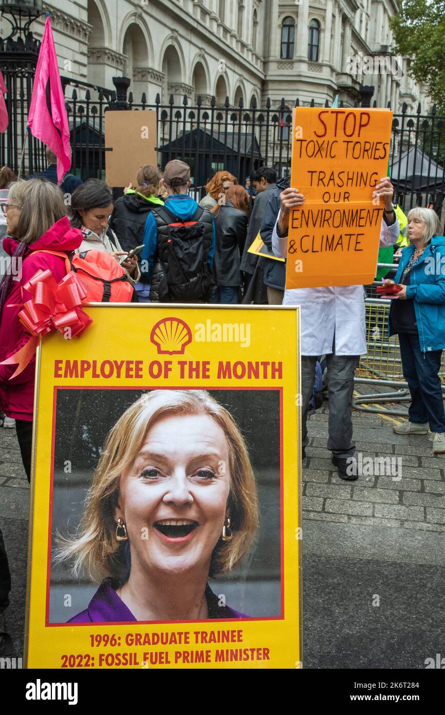 Londra, Regno Unito. 14th ottobre 2022. Un poster che fa riferimento al precedente impiego del primo ministro Liz Truss a Shell è raffigurato fuori Downing Street durante un atto di disobbedienza civile di massa da parte di attivisti del clima della ribellione estintiva, inteso a evidenziare il clima e il costo delle crisi viventi. Gli attivisti della ribellione hanno anche bruciato bollette energetiche per evidenziare l’intersezione tra le due crisi. Credit: Notizie dal vivo di Mark Kerrison/Alamy Foto Stock