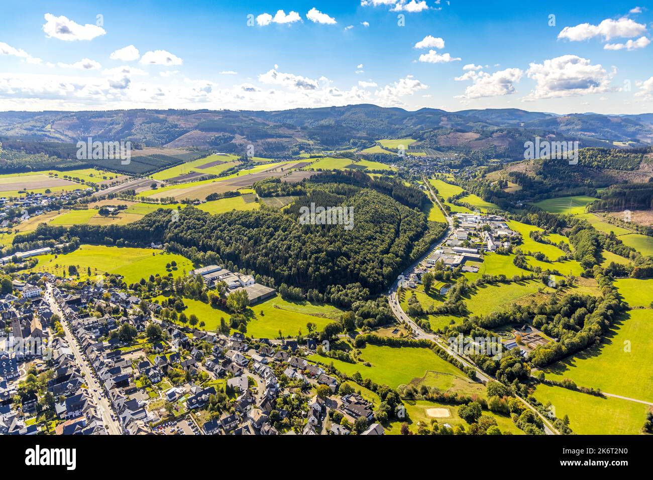 , Vista aerea, zona industriale Breite Wiese, strada federale B236, riserva naturale Lennetal, impianto fognario Ruhrverband, FALKE Factory Outlet, Schmallenberg Foto Stock