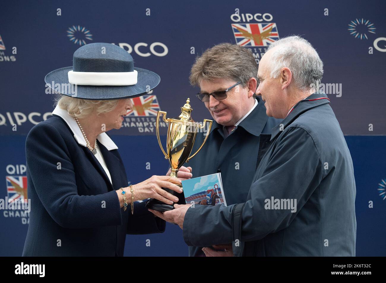 Ascot, Berkshire, Regno Unito. 15th ottobre 2022. Camilla, Regina Consort fa la presentazione ai vincitori delle Queen Elizabeth II Stakes. Horse Bayside Boy guidato dal jockey Tom Marquand ha vinto la gara. L'allenatore Roger Varian di Newmarket e la moglie Hanako Sonobe hanno ricevuto un premio insieme ai proprietari Teme Valley e Ballylinch Stud Credit: Maureen McLean/Alamy Live News Foto Stock