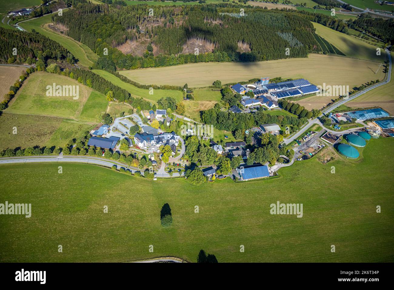 , Veduta aerea, albergo familiare Ebbinghof, fattoria Muth-Köhne, fattoria Peitz, Biogas pianta, fattorie, prati e campi, cielo blu con nuvole, vista distante, Wormb Foto Stock