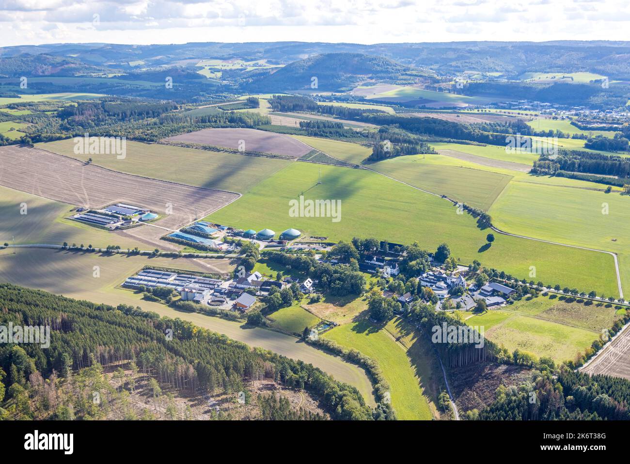 , Veduta aerea, albergo familiare Ebbinghof, fattoria Muth-Köhne, fattoria Peitz, Biogas pianta, fattorie, prati e campi, cielo blu con nuvole, vista distante, Wormb Foto Stock