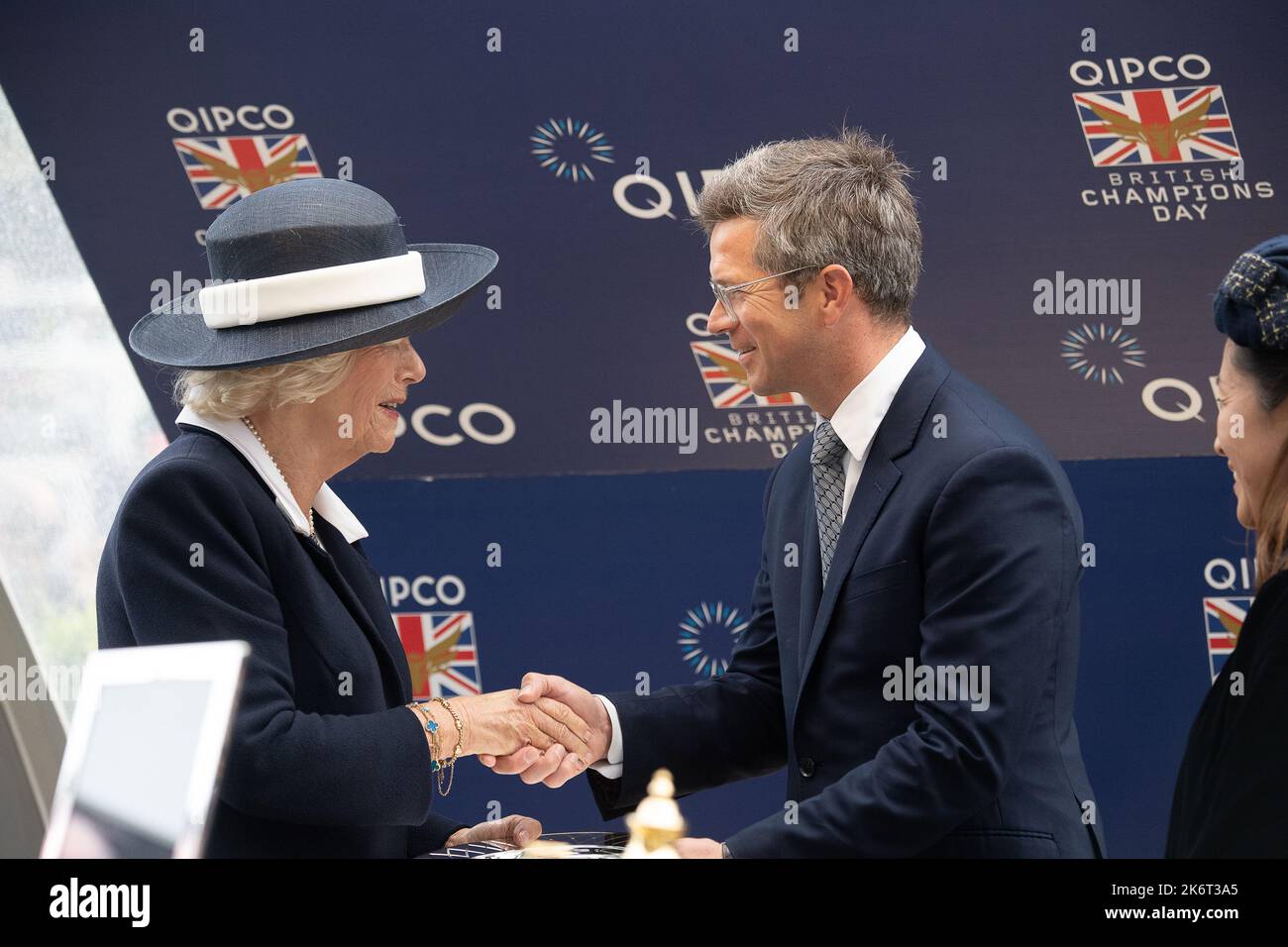 Ascot, Berkshire, Regno Unito. 15th ottobre 2022. Camilla, Regina Consort fa la presentazione ai vincitori delle Queen Elizabeth II Stakes. Horse Bayside Boy guidato dal jockey Tom Marquand ha vinto la gara. L'allenatore Roger Varian (nella foto) di Newmarket e la moglie Hanako Sonobe hanno ricevuto un premio insieme ai proprietari Teme Valley e Ballylinch Stud Credit: Maureen McLean/Alamy Live News Foto Stock