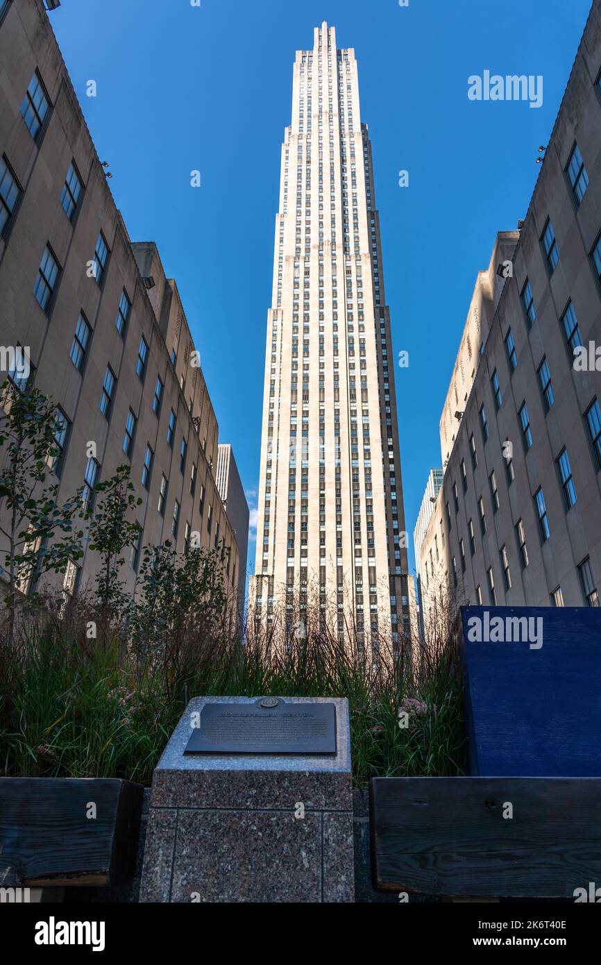New York, USA - 19 settembre 2022: Il grattacielo del centro rockefeller che si estende nel cielo con una sottile freccia leggera Foto Stock
