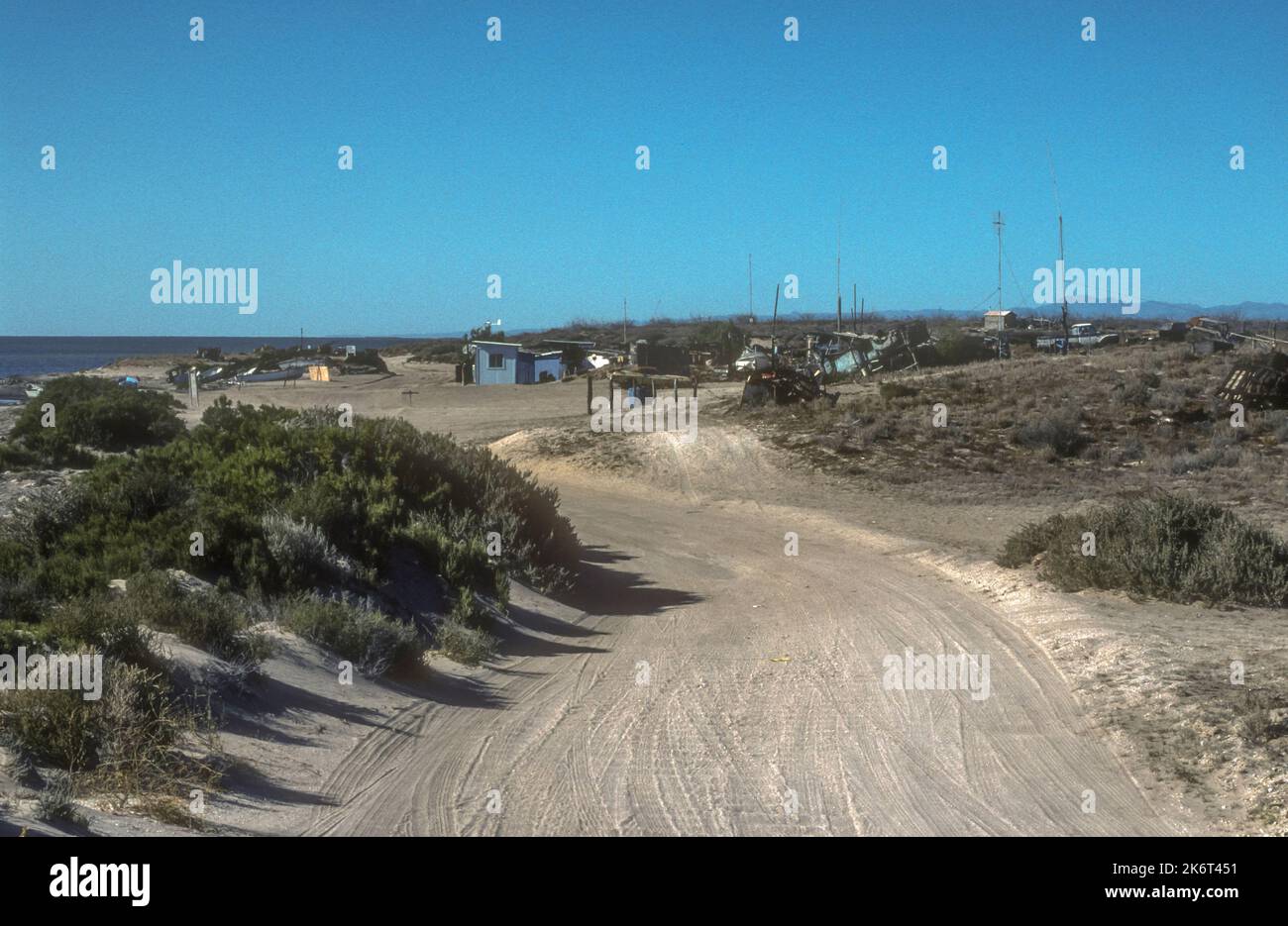 Archivio 1998 Fotografia del campo Pachico sulla riva di Laguna San Ignacio in Baja California, Messico. Foto Stock