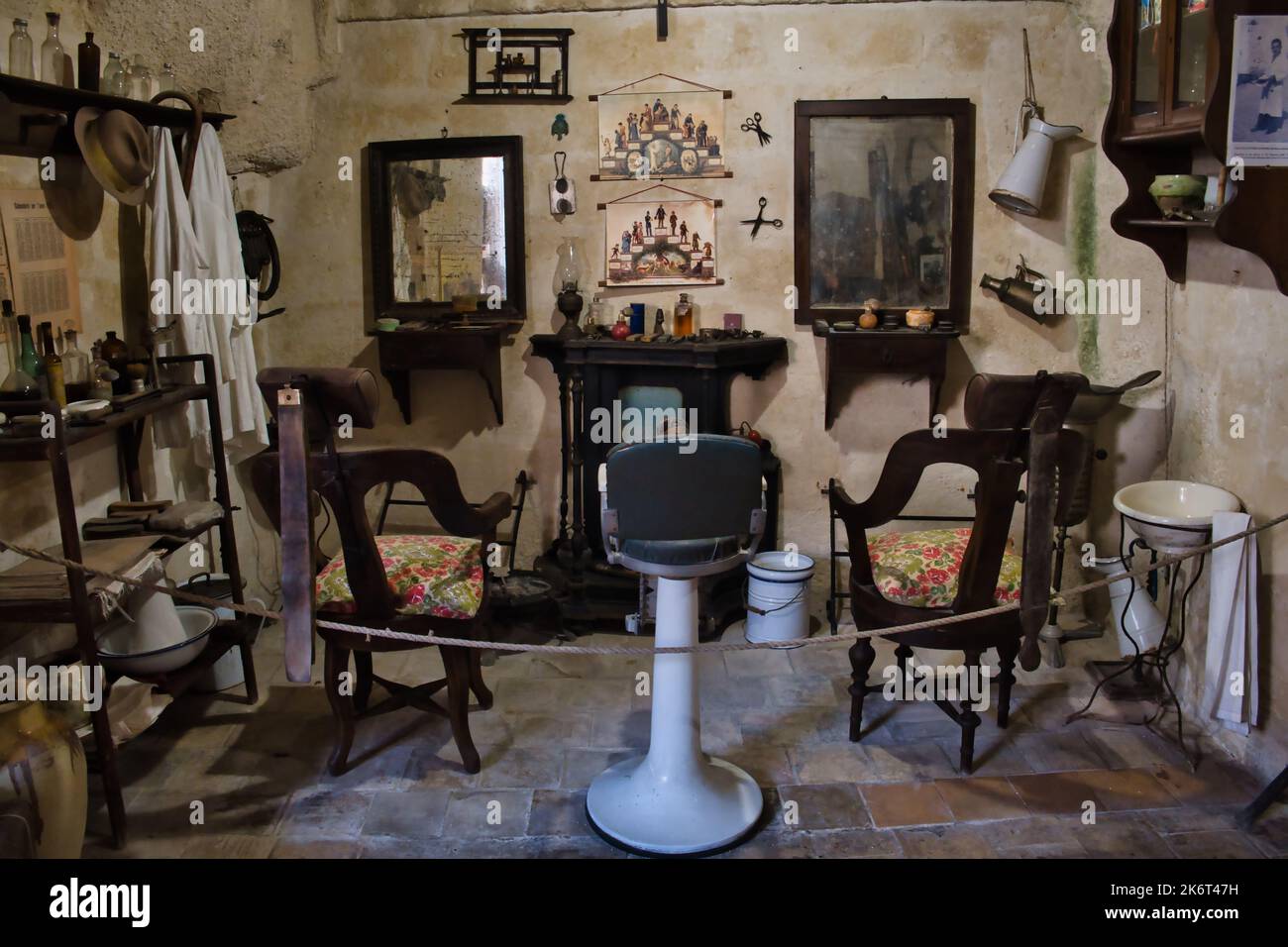 Ricostruzione di un vecchio barbiere a Matera Foto Stock