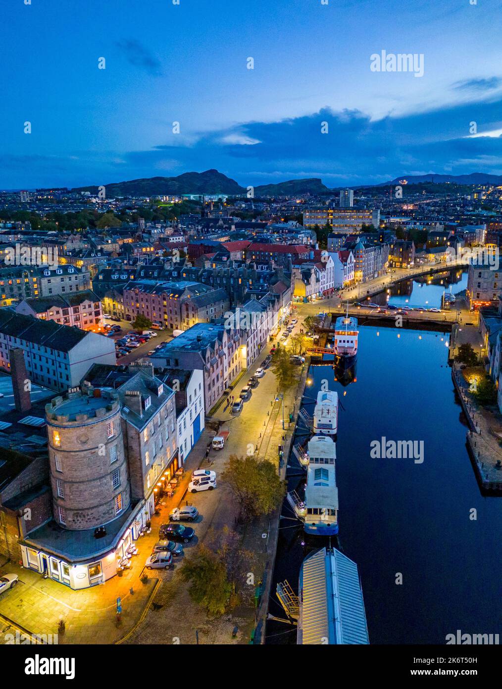 Vista aerea al tramonto della costa di Leith e acqua del fiume Leith, Edimburgo, Scozia, Regno Unito Foto Stock