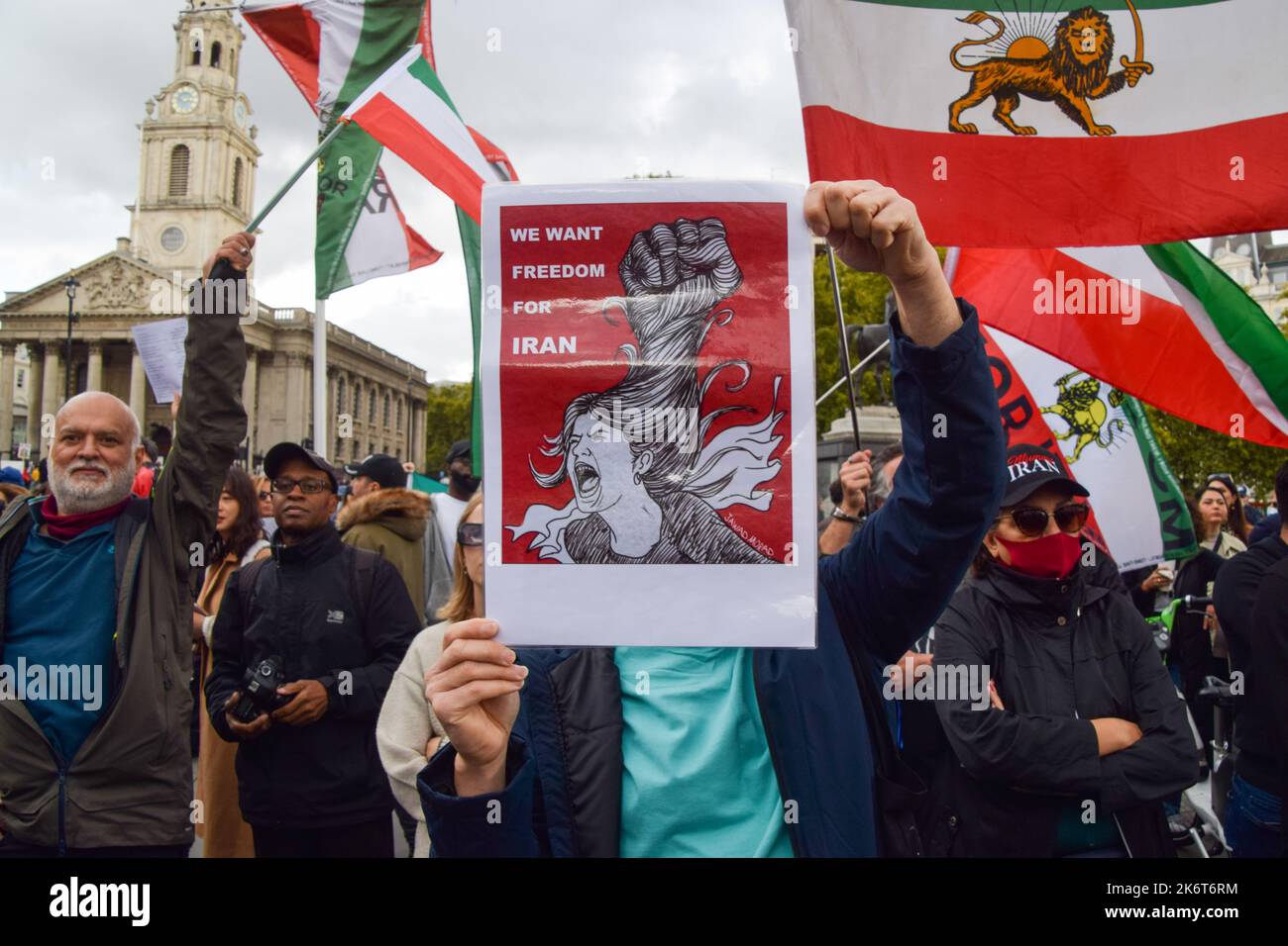 Londra, Regno Unito. 15th ottobre 2022. Le folle si riuniscono a Trafalgar Square mentre continuano le proteste per Mahsa Amini e per la libertà in Iran. Credit: Vuk Valcic/Alamy Live News Foto Stock
