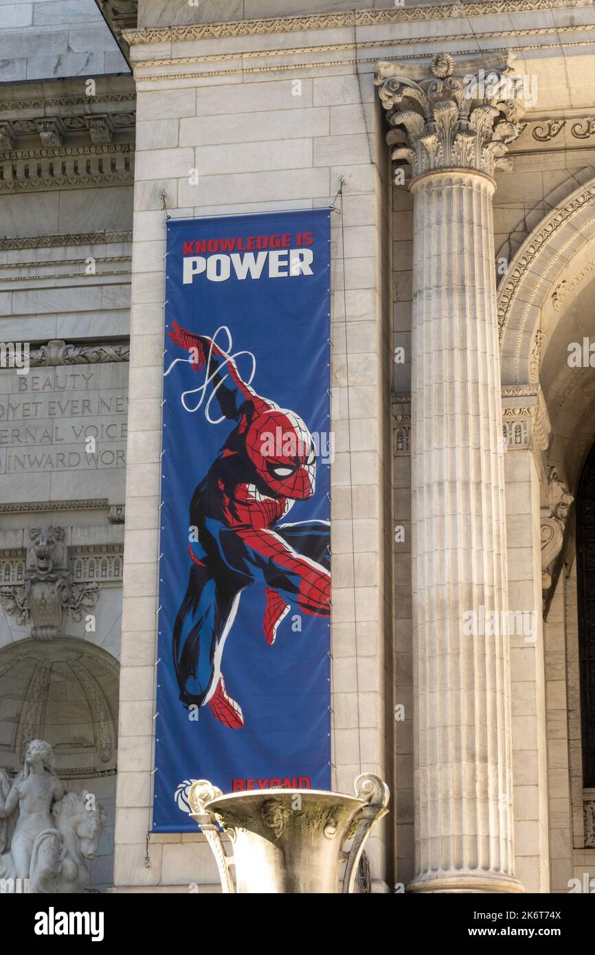 La New York Public Library promuove la lettura con il supereroe Spiderman, New York City, USA 2022 Foto Stock