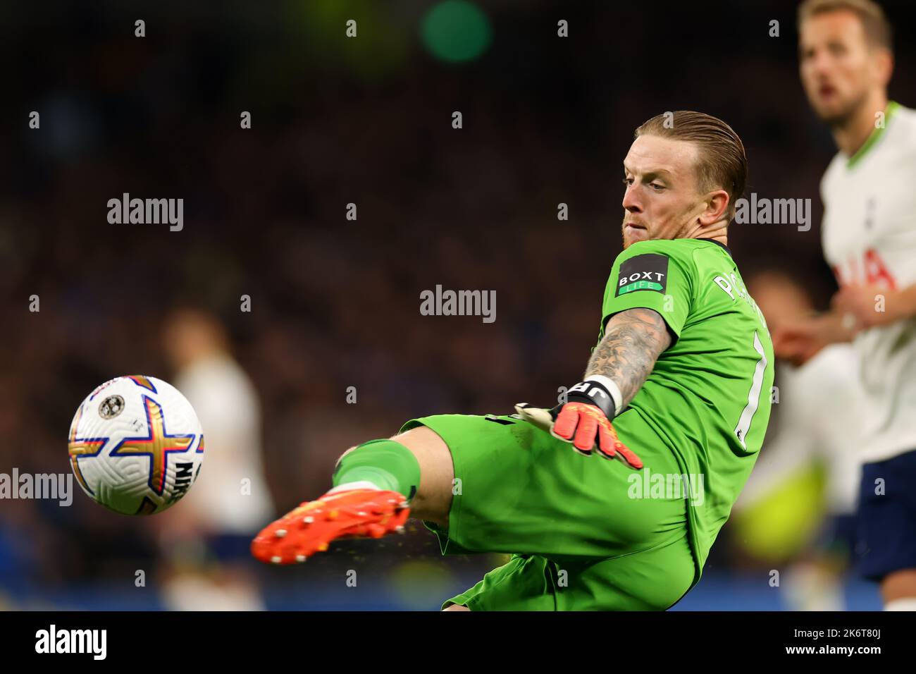 Londra, Regno Unito. 15th Ott 2022. 15th ottobre 2022; Tottenham Hotspur Stadium. Tottenham, Londra, Inghilterra; Premier League football, Tottenham Hotspur contro Everton ottobre 15th; Jordan Pickford di Everton libera Long Upfield Credit: Action Plus Sports Images/Alamy Live News Foto Stock