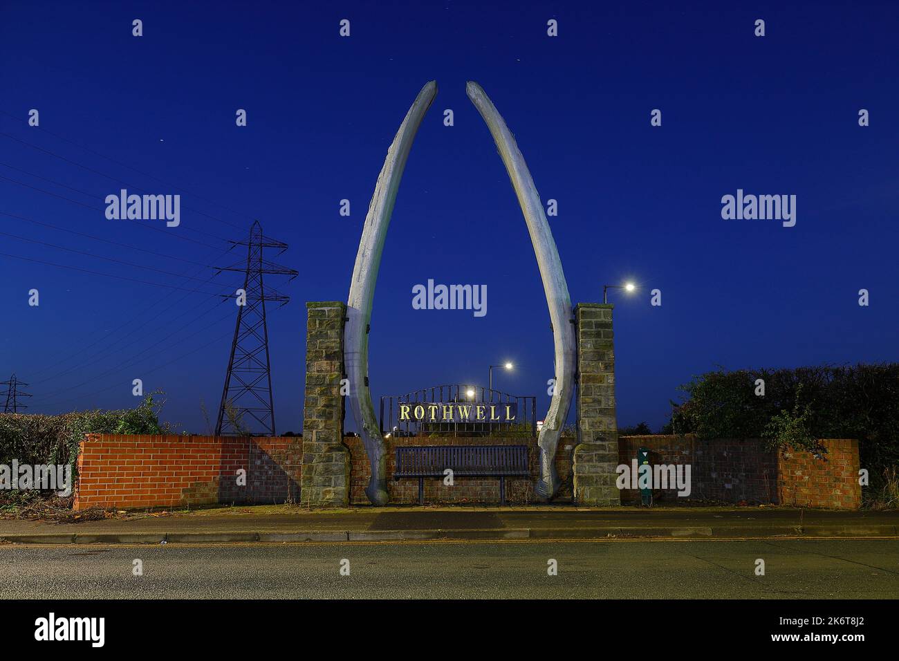 L'arco di whalebone su Wood Lane a Rothwell, Leeds, West YorkshireUK Foto Stock