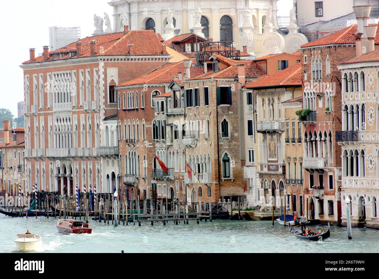 Taxi d'acqua e gondola sul Canal Grande a Venezia Foto Stock