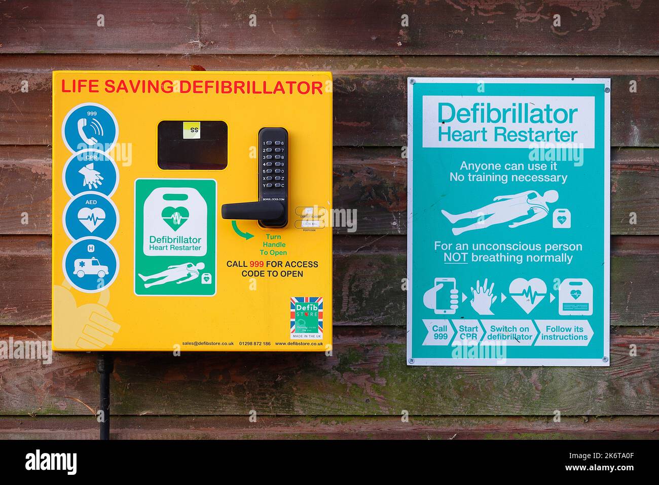 Un defibrillatore salvavita montato sul centro visitatori del St Aidan's Nature Park a Swillington, Leeds, West Yorkshire, Regno Unito Foto Stock
