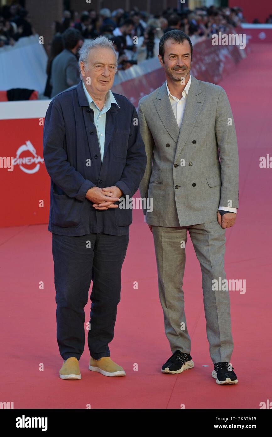 Roma, Italia. 15th Ott 2022. Stephen Frears (l) e Andrea Occhipinti (l) assistono al tappeto rosso del film "il re perduto" al Rome Film Fest all'Auditroium Parco della Musica. Credit: SOPA Images Limited/Alamy Live News Foto Stock