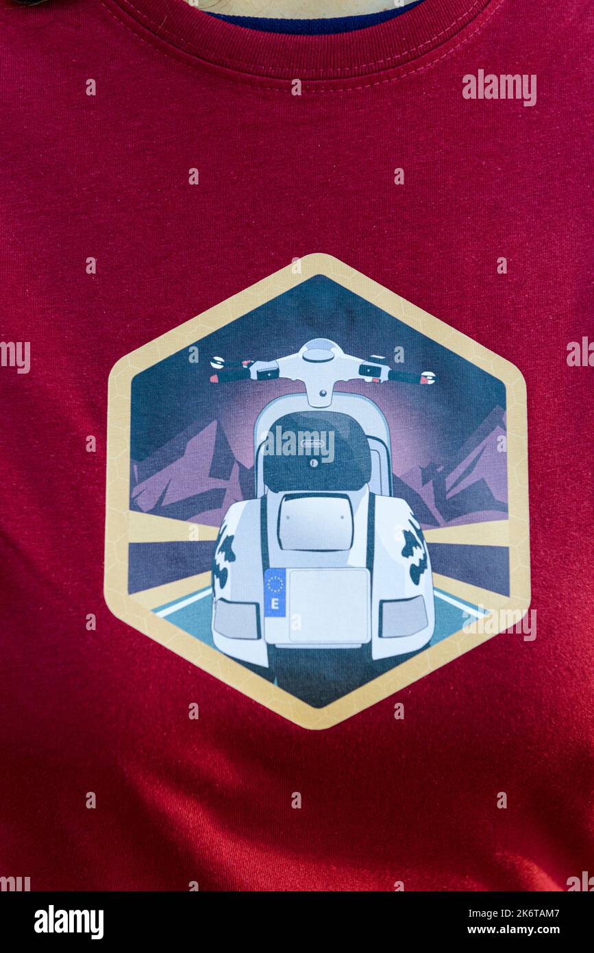 Arahal, Seville.Spain. Ottobre 15, 2022. Particolare di una T-shirt con il logo della Vespa entusiasti incontro 'El Avispero' 2022. Foto Stock