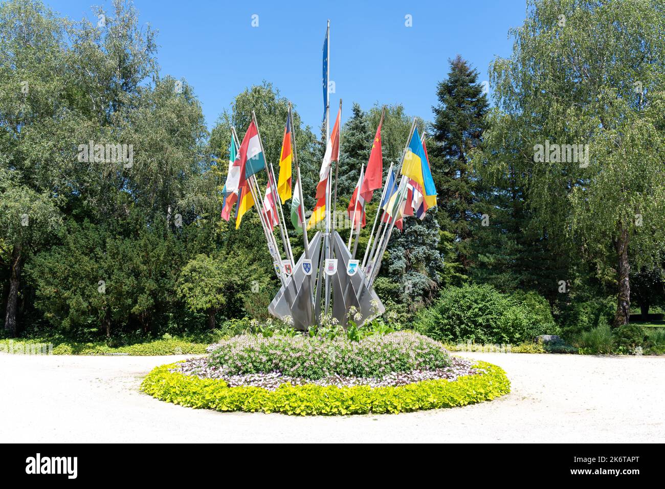 Monumento della bandiera all'Europapark di Klagenfurt, Austria Foto Stock