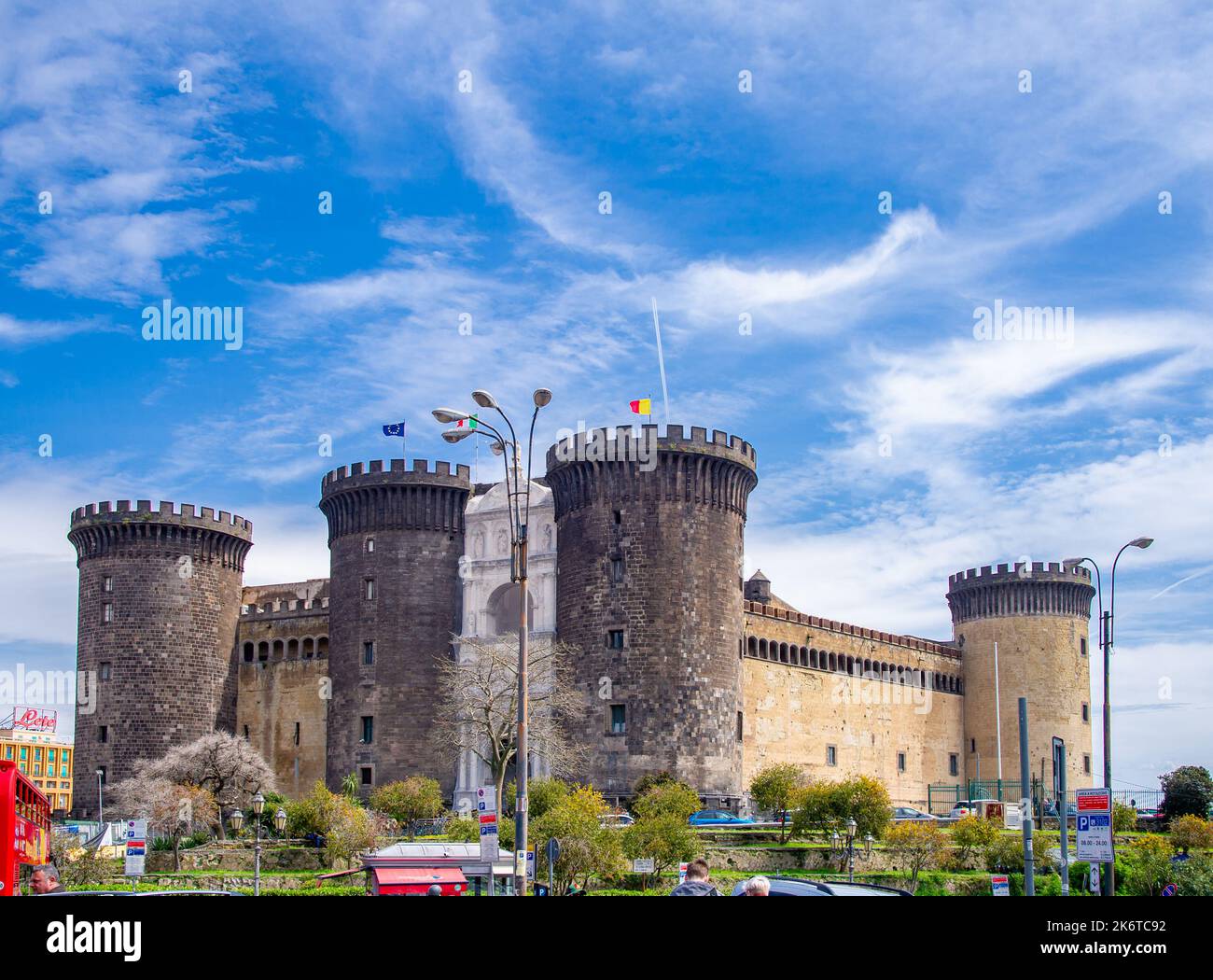 Castello maschio Angioino a Napoli con uno sfondo di cielo azzurro Foto Stock
