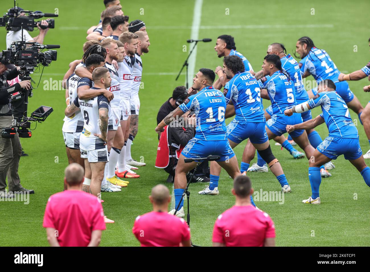 Samoa fare la Siva Tauduring la partita di Coppa del mondo di Rugby 2021 Inghilterra vs Samoa a St. James's Park, Newcastle, Regno Unito. 15th Ott 2022. (Foto di Mark Cosgrove/News Images) a Newcastle, Regno Unito, il 10/15/2022. (Foto di Mark Cosgrove/News Images/Sipa USA) Credit: Sipa USA/Alamy Live News Foto Stock