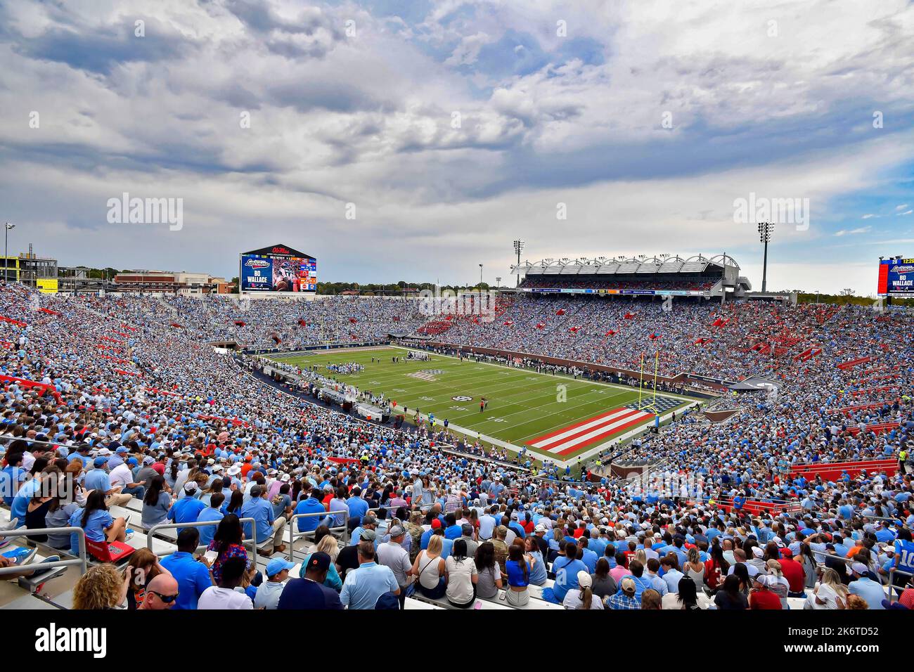 Oxford, MS, Stati Uniti. 15th Ott 2022. I tifosi partecipano a una partita di football dell'università NCAA tra le Auburn Tigers e i ribelli del Mississippi allo stadio Vaught-Hemingway di Oxford, Mississippi. Austin McAfee/CSM/Alamy Live News Foto Stock