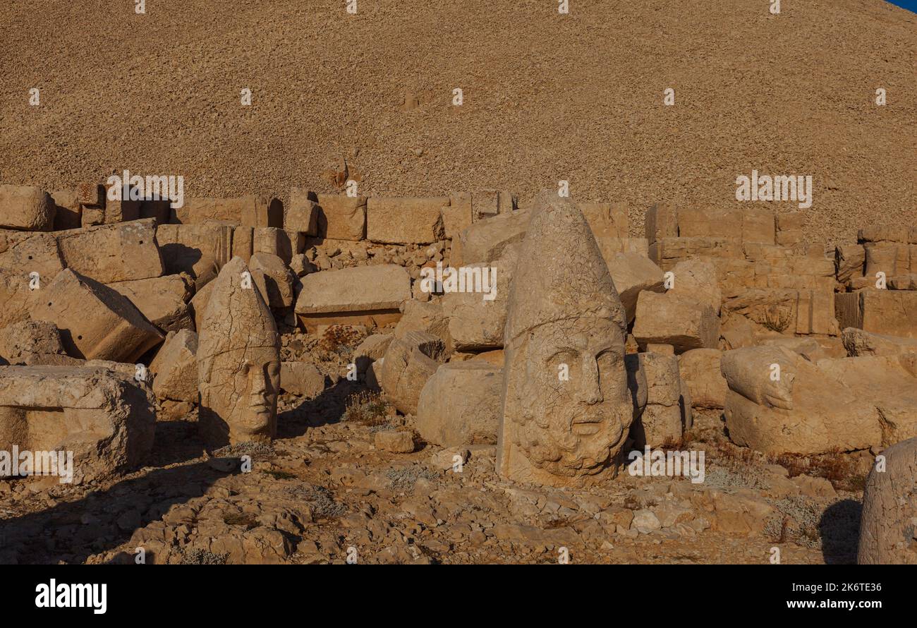 Parco Nazionale di Mount Nemrut. Sculture gigantesche che hanno 2000 anni. Incluso nella lista del patrimonio culturale mondiale dell'UNESCO. Ottobre 2022 Foto Stock