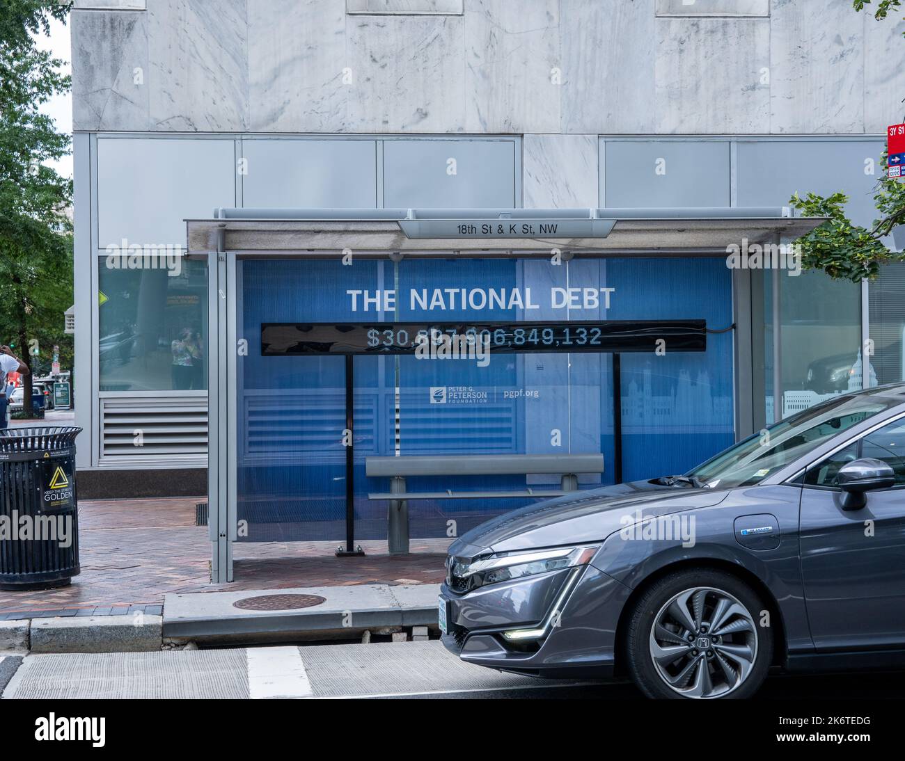 Washington, DC - 8 settembre 2022: Importo del debito nazionale su un rifugio fermata autobus a 18th St e K St. NO. Foto Stock