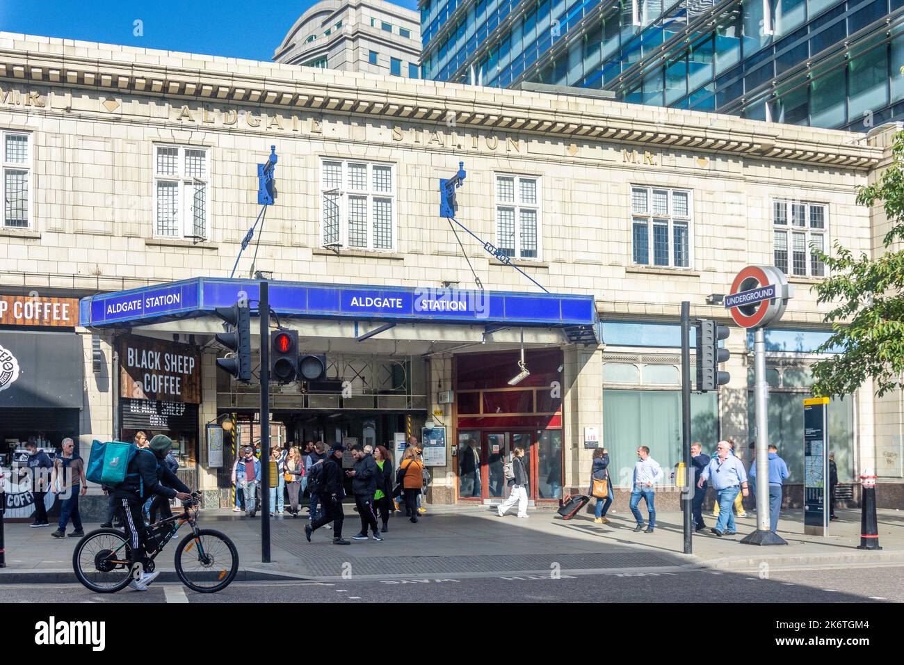 Ingresso della stazione della metropolitana di Aldgate, Algate High Street, Aldgate, il London Borough of Tower Hamlets, Greater London, England, United Kingdom Foto Stock