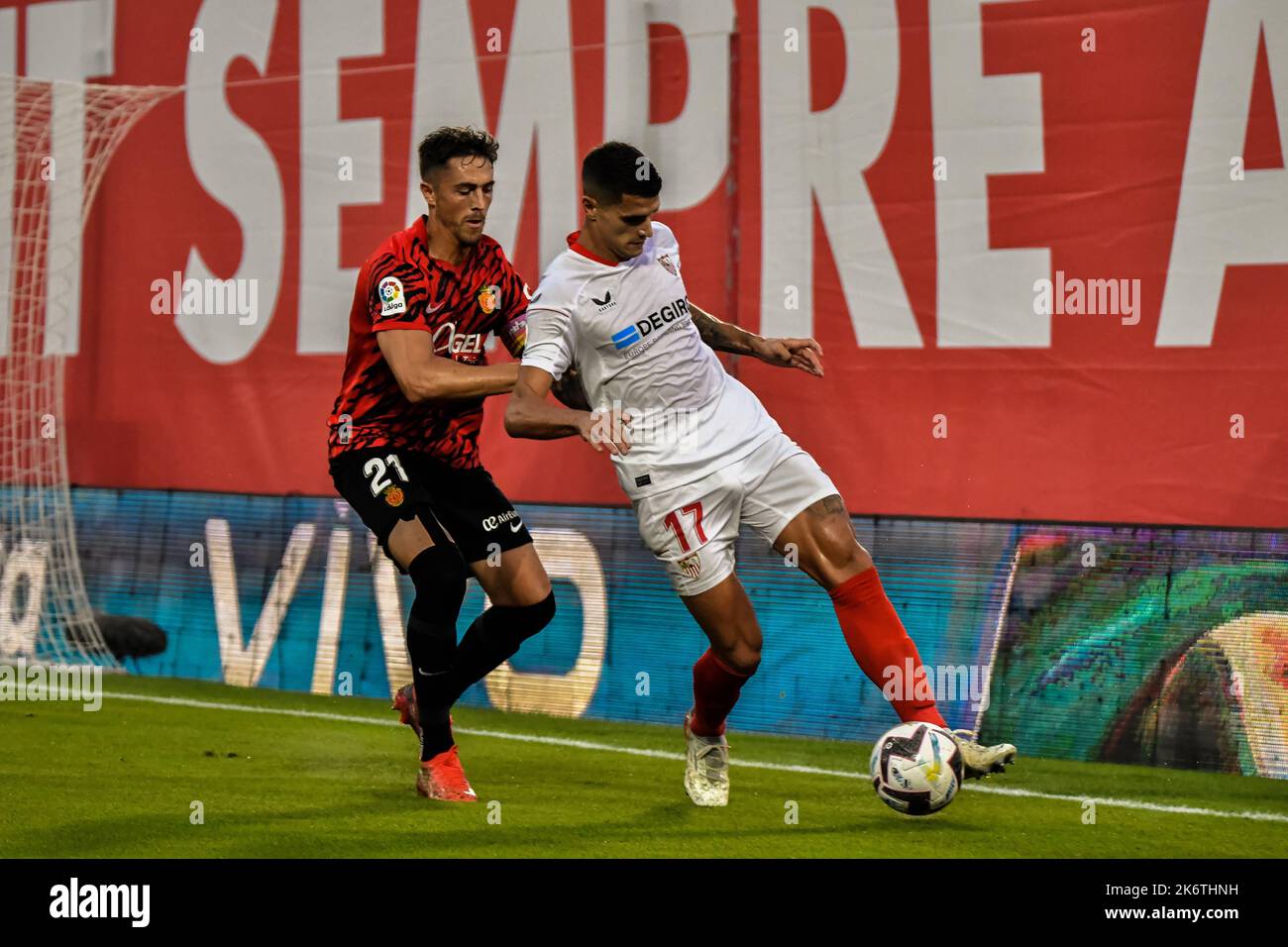 MALLORCA, SPAGNA - 15 OTTOBRE: Erik lamela di Siviglia CF controlla la palla durante la partita tra RCD Mallorca e Sevilla CF di la Liga Santander il 15 ottobre 2022 allo stadio Son Moix di Maiorca, Spagna. (Foto di Samuel Carreño/PxImages) Credit: PX Images/Alamy Live News Foto Stock