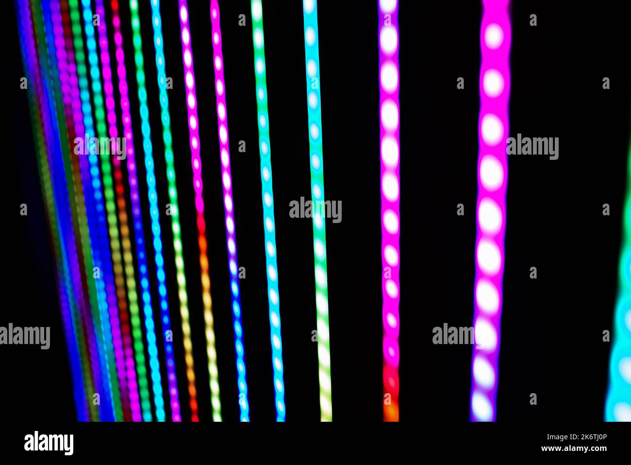 Dettaglio delle strisce LED di illuminazione colorate illuminate al buio. Foto Stock