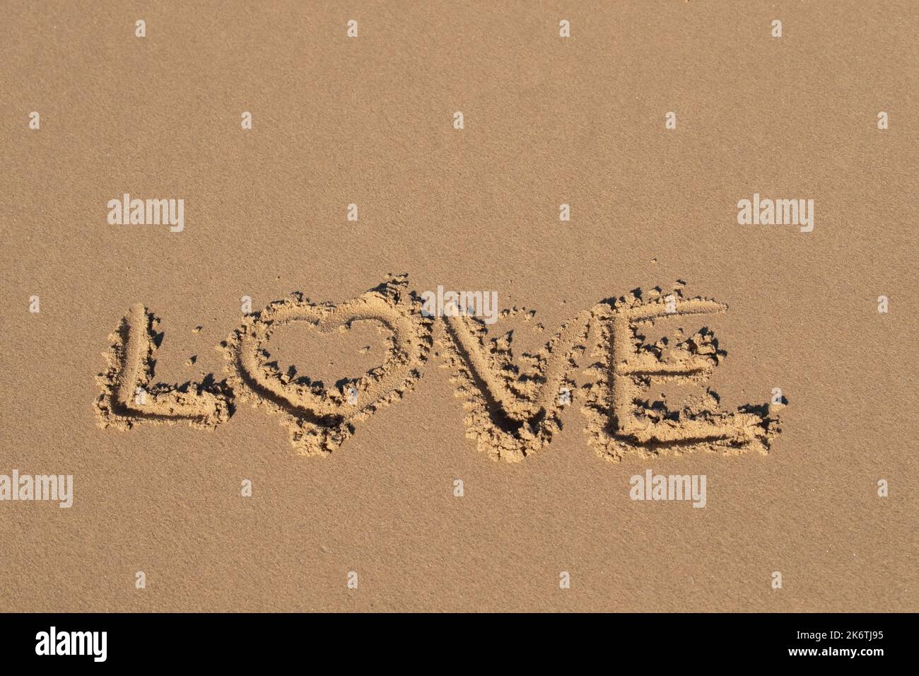 La parola Amore scritto nella sabbia su una spiaggia, Norfolk, Inghilterra, Regno Unito Foto Stock