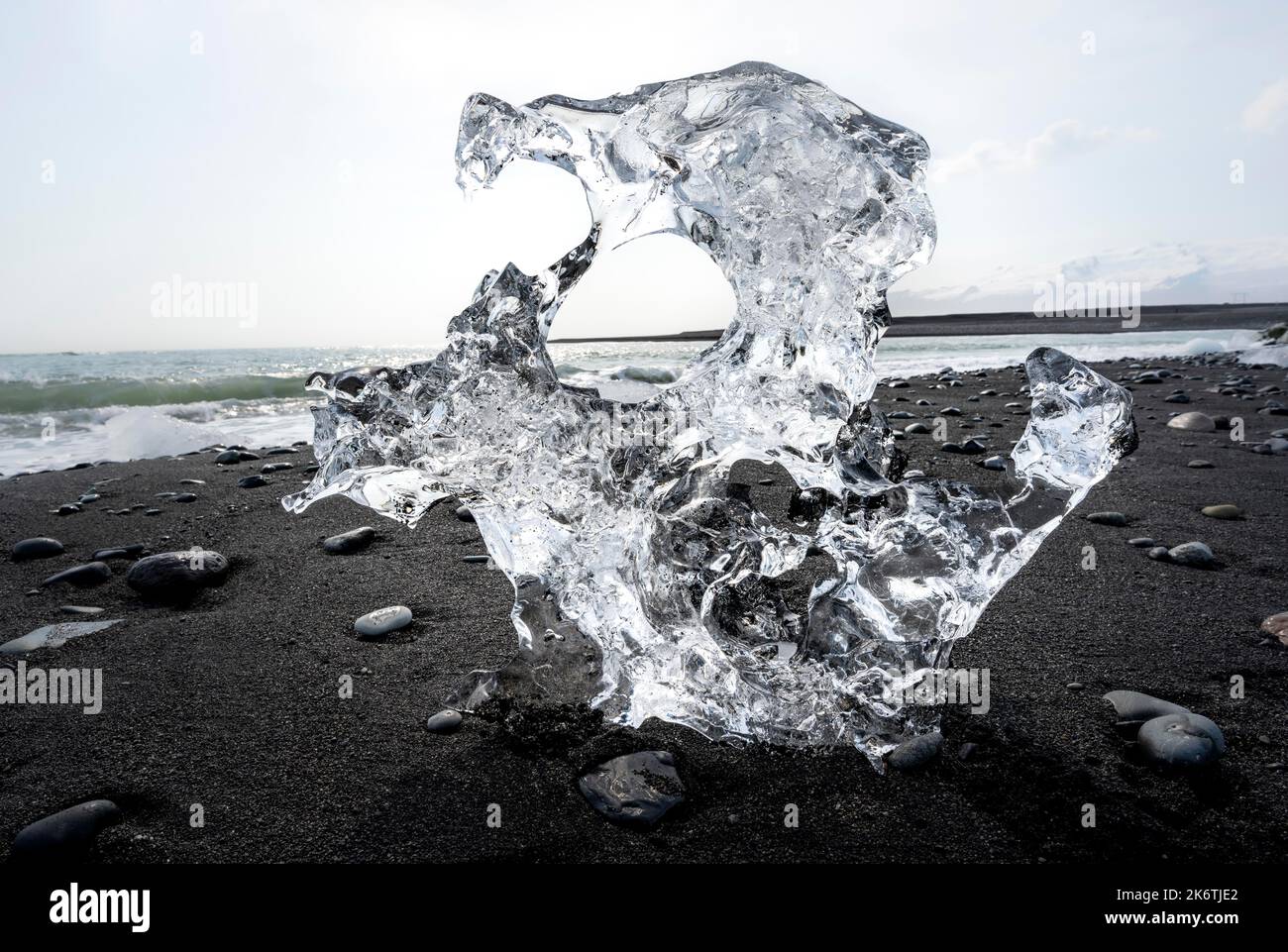 Ghiaccio, pezzo di ghiaccio sulla spiaggia di sabbia nera, sulla spiaggia di lava nera Diamond Beach, Islanda sudorientale Foto Stock