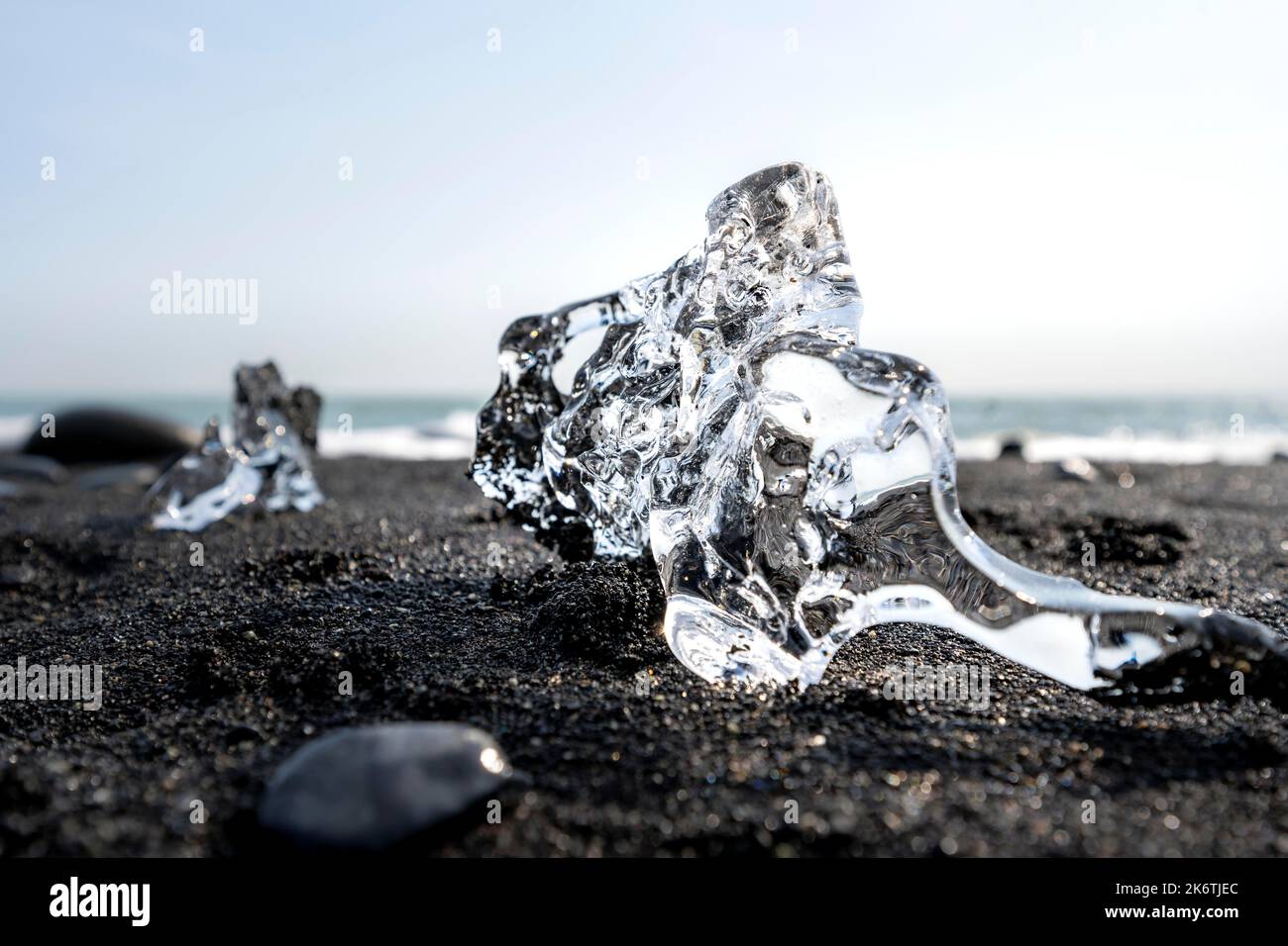 Ghiaccio, pezzo di ghiaccio sulla spiaggia di sabbia nera, sulla spiaggia di lava nera Diamond Beach, Islanda sudorientale Foto Stock