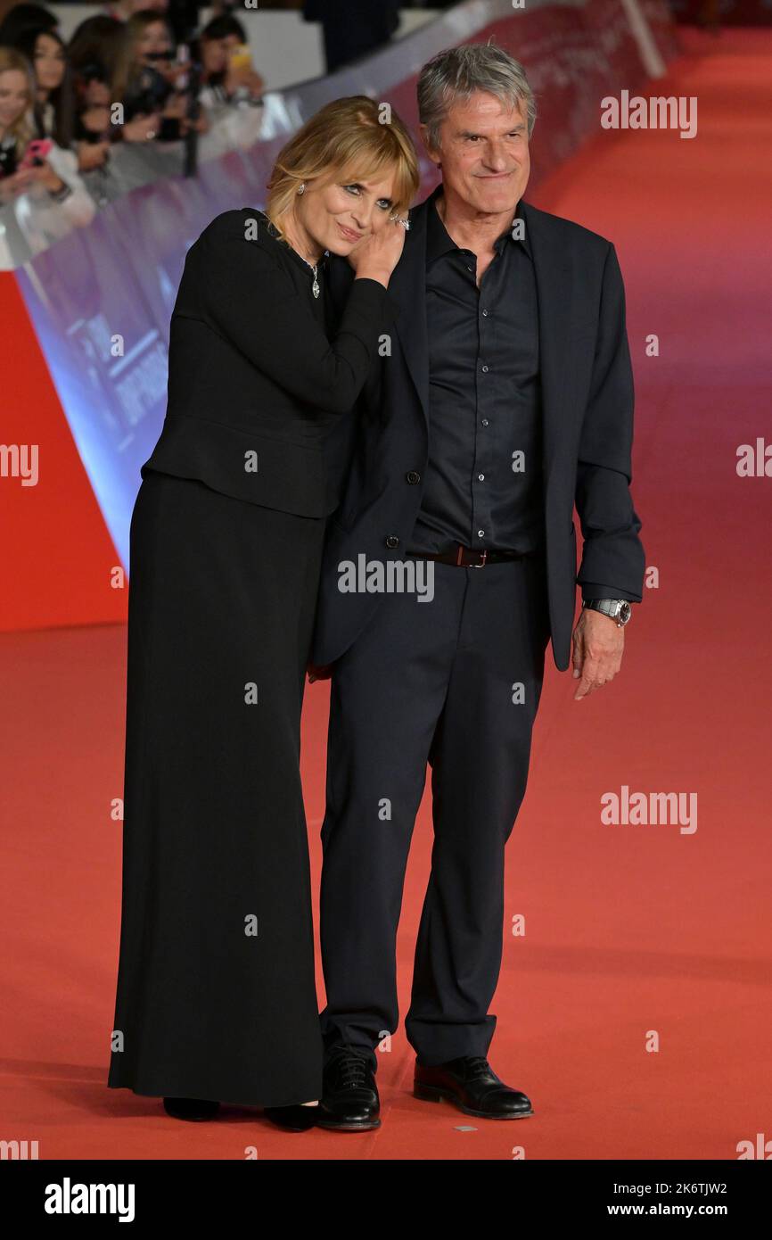 Roma, Italia. 15th Ott 2022. Isabella Ferrari (l) e Renato De Maria (r) assistono al tappeto rosso del film 'Rapiniamo il duce' al Film Fest di Roma all'Auditorium Parco della Musica. Credit: SOPA Images Limited/Alamy Live News Foto Stock