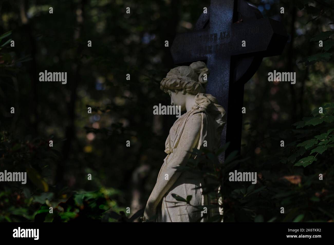 Germania, Berlino, 12. 10. 2021, donna in lutto a una croce, più potente della morte, Amore, Waldfriedhof Stahnsdorf (protestante Southwest Churchyard in Foto Stock