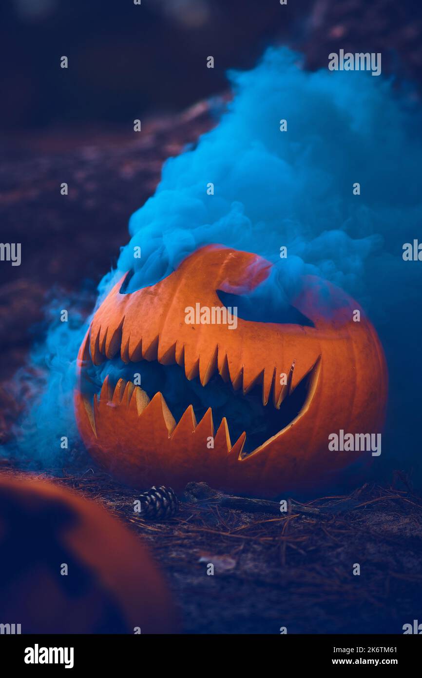 Zucca spaventosa con fumo blu. Foto di alta qualità Foto Stock