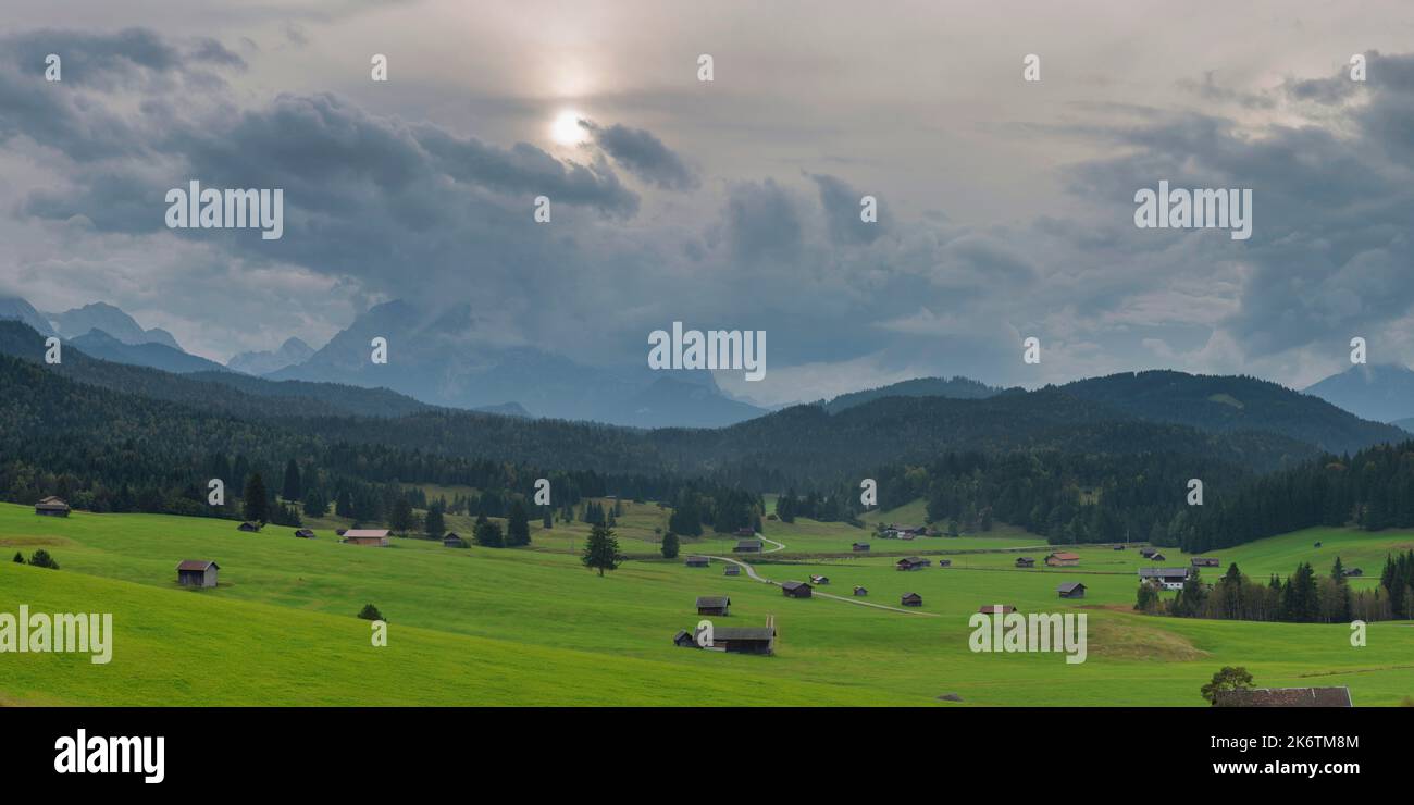 Prati di Mogul tra Mittenwald e Kruen, Werdenfelser Land, Zugspitze dietro, 2962m, Wetterstein Montagne, Alta Baviera, Baviera, Germania Foto Stock