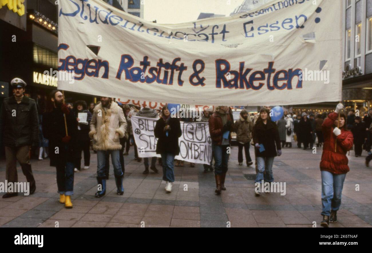 Essen. Studenti contro matite rosse e armamenti con missili. 1981 Foto Stock