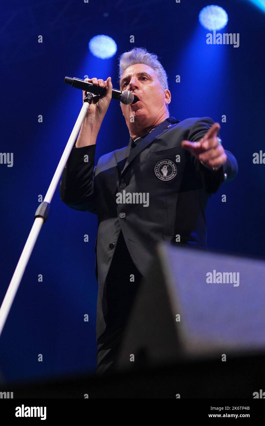 Madrid, Spagna. 15th Ott 2022. La cantante José Maria Sanz Beltran, professionalmente conosciuta come Loquillo, si esibisce durante un concerto di musica, Fira El Rey 2022, presso il Wizink Center di Madrid. (Foto di Atilano Garcia/SOPA Images/Sipa USA) Credit: Sipa USA/Alamy Live News Credit: Sipa USA/Alamy Live News Foto Stock