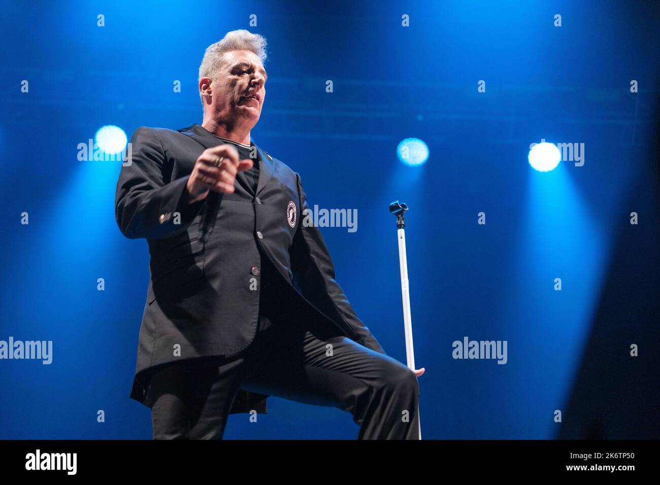 Madrid, Spagna. 15th Ott 2022. La cantante José Maria Sanz Beltran, professionalmente conosciuta come Loquillo, si esibisce durante un concerto di musica, Fira El Rey 2022, presso il Wizink Center di Madrid. (Foto di Atilano Garcia/SOPA Images/Sipa USA) Credit: Sipa USA/Alamy Live News Credit: Sipa USA/Alamy Live News Foto Stock