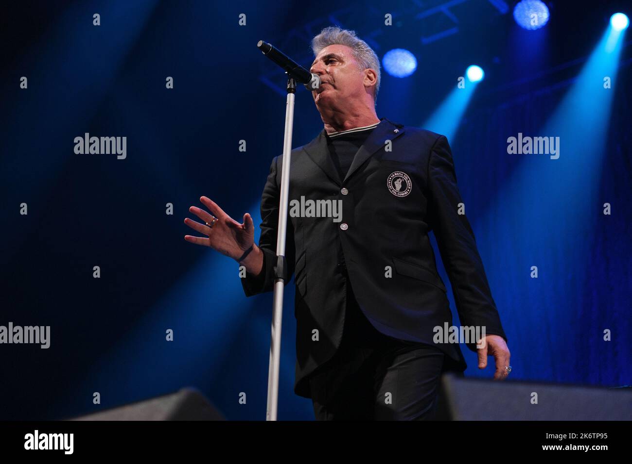 Madrid, Spagna. 15th Ott 2022. La cantante José Maria Sanz Beltran, professionalmente conosciuta come Loquillo, si esibisce durante un concerto di musica, Fira El Rey 2022, presso il Wizink Center di Madrid. (Foto di Atilano Garcia/SOPA Images/Sipa USA) Credit: Sipa USA/Alamy Live News Credit: Sipa USA/Alamy Live News Foto Stock