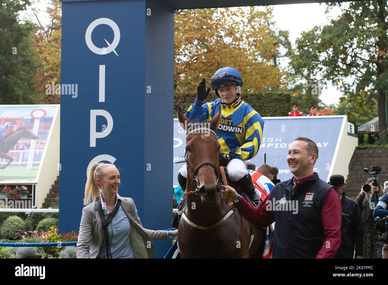 Ascot, Berkshire, Regno Unito. 15th ottobre 2022. Horse Trueshan guidato dal jockey Hollie Doyle vince la QIPCO British Champions Long Distance Cup (Classe 1) (Gruppo 2) (British Champions Series) al QIPCO British Champions Day all'ippodromo di Ascot battendo il cavallo Coltrane guidato dal jockey David Probert. Partnership con il proprietario Singula. Allenatore Alan King, Barbury Castle. Allevatore Didier Blot2, Sponsor Goodwin Racing Ltd. Credit: Maureen McLean/Alamy Live News Foto Stock