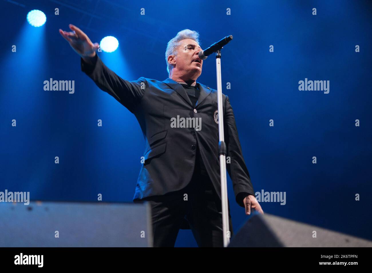 Madrid, Spagna. 15th Ott 2022. La cantante José Maria Sanz Beltran, professionalmente conosciuta come Loquillo, si esibisce durante un concerto di musica, Fira El Rey 2022, presso il Wizink Center di Madrid. (Foto di Atilano Garcia/SOPA Images/Sipa USA) Credit: Sipa USA/Alamy Live News Credit: Sipa USA/Alamy Live News Foto Stock