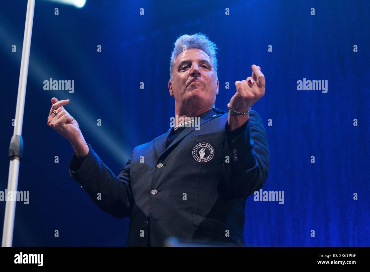 Madrid, Spagna. 15th Ott 2022. La cantante José Maria Sanz Beltran, professionalmente conosciuta come Loquillo, si esibisce durante un concerto di musica, Fira El Rey 2022, presso il Wizink Center di Madrid. (Foto di Atilano Garcia/SOPA Images/Sipa USA) Credit: Sipa USA/Alamy Live News Credit: Sipa USA/Alamy Live News Foto Stock