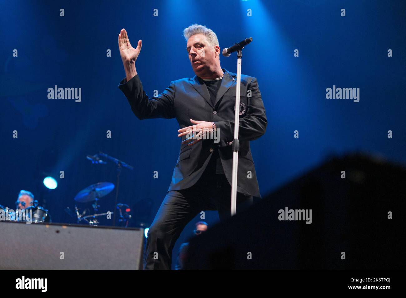 Madrid, Spagna. 15th Ott 2022. La cantante José Maria Sanz Beltran, professionalmente conosciuta come Loquillo, si esibisce durante un concerto di musica, Fira El Rey 2022, presso il Wizink Center di Madrid. (Foto di Atilano Garcia/SOPA Images/Sipa USA) Credit: Sipa USA/Alamy Live News Credit: Sipa USA/Alamy Live News Foto Stock